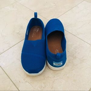 New Blue Toms shoes, size Y4